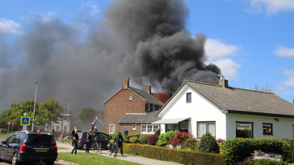 Schuurbrand op Texel zorgt voor veel rook over eiland, buren helpen met blussen