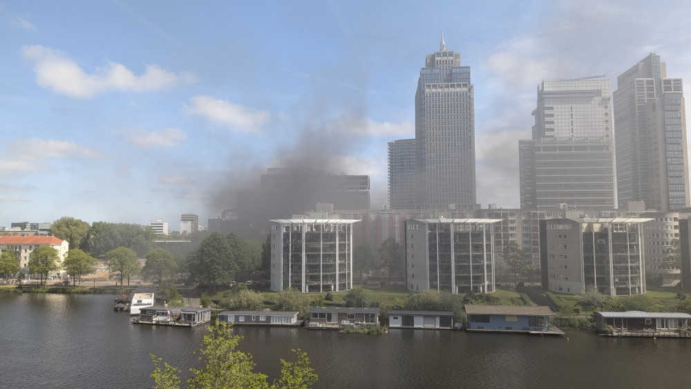 Heavy smoke from fire in former HvA building near Amstel Station