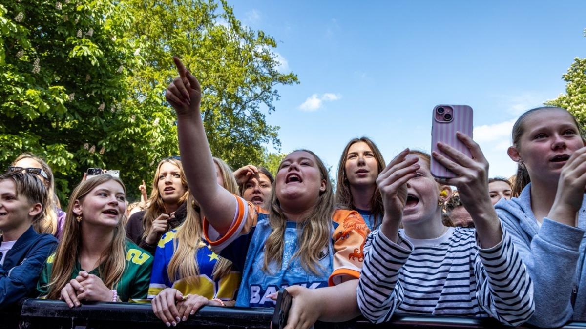 ??Megadrukte voor optreden Bankzitters in Haarlem • beveiliging zegt dat publiek wordt 'verdrukt'