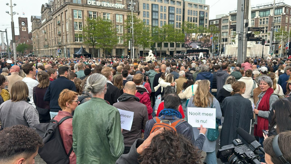 Professor: Silent protest during two minutes of silence no grounds for arrest