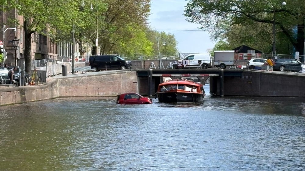Tour boat passengers rescue driver from car in water