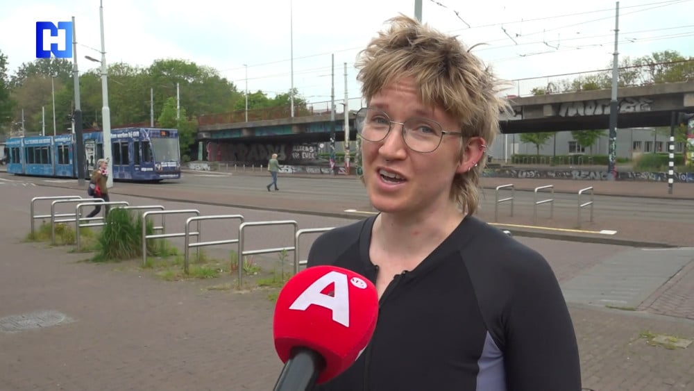 Disappointed swimmers at closed gates: Amsterdam-East pool only open from noon this season