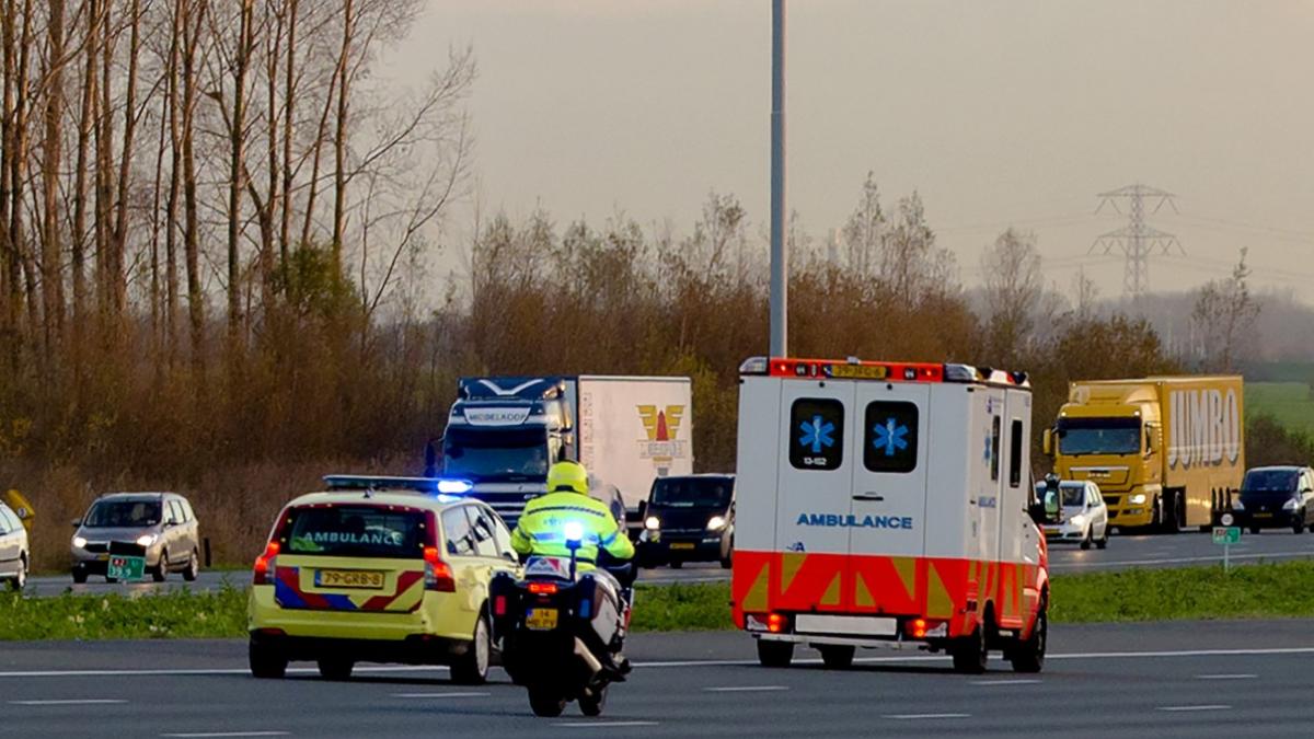Zo komen geëvacueerde hantavirus-patiënten veilig van Schiphol naar het ziekenhuis