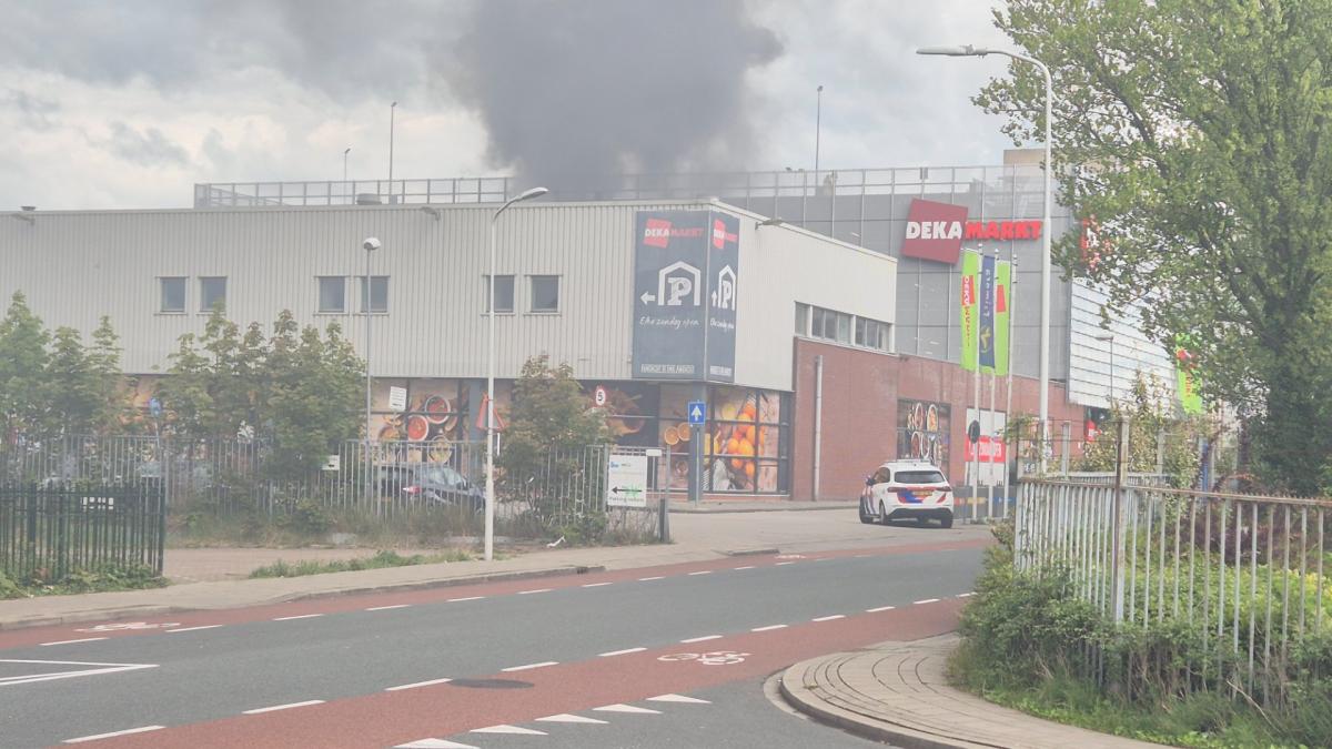 Flinke rookwolk bij brand supermarkt Wormerveer