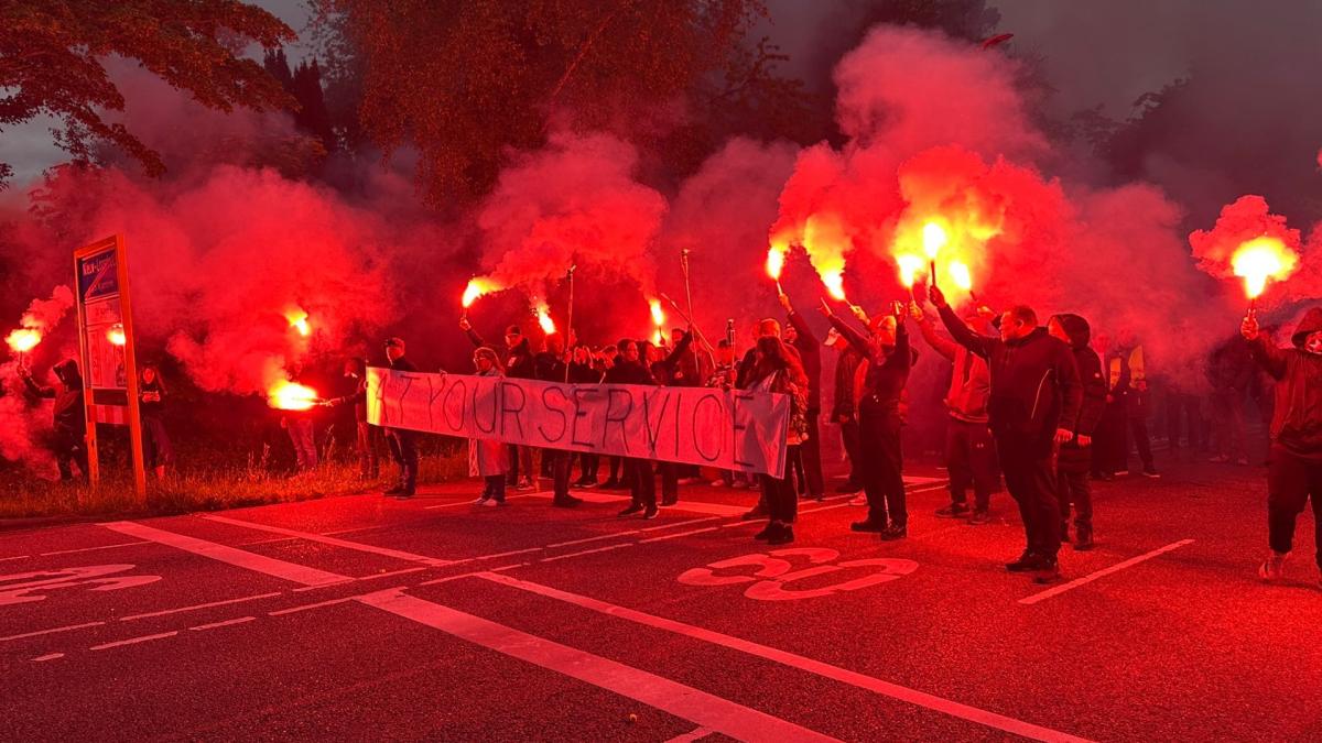 Loosdrechters dragen grafkist met 'democratie' naar aanstaande noodopvanglocatie