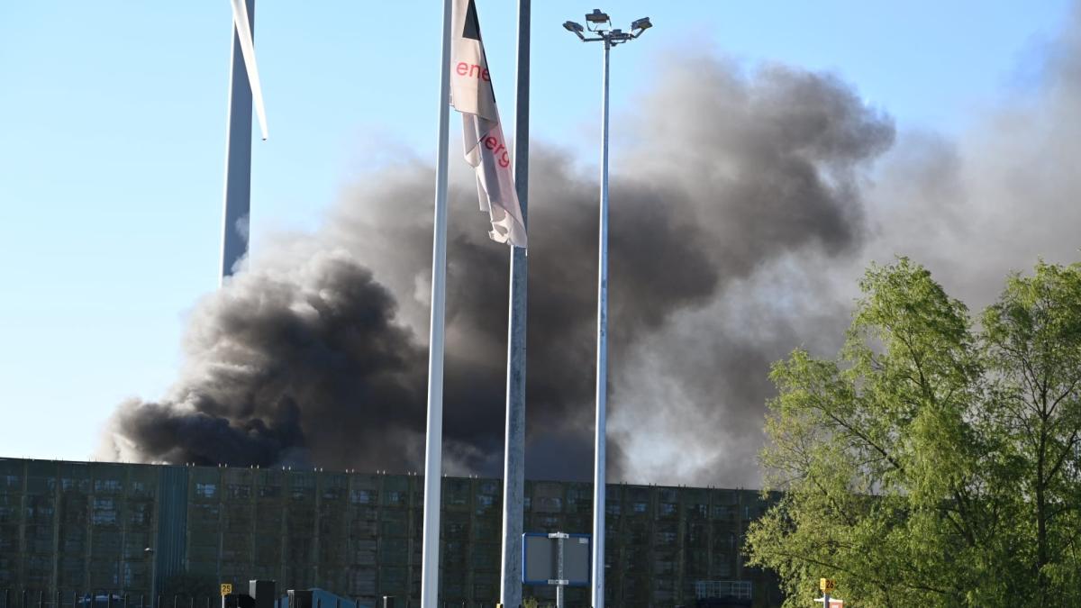 Veel rook zichtbaar in Alkmaar door brand in afvalinstallatie
