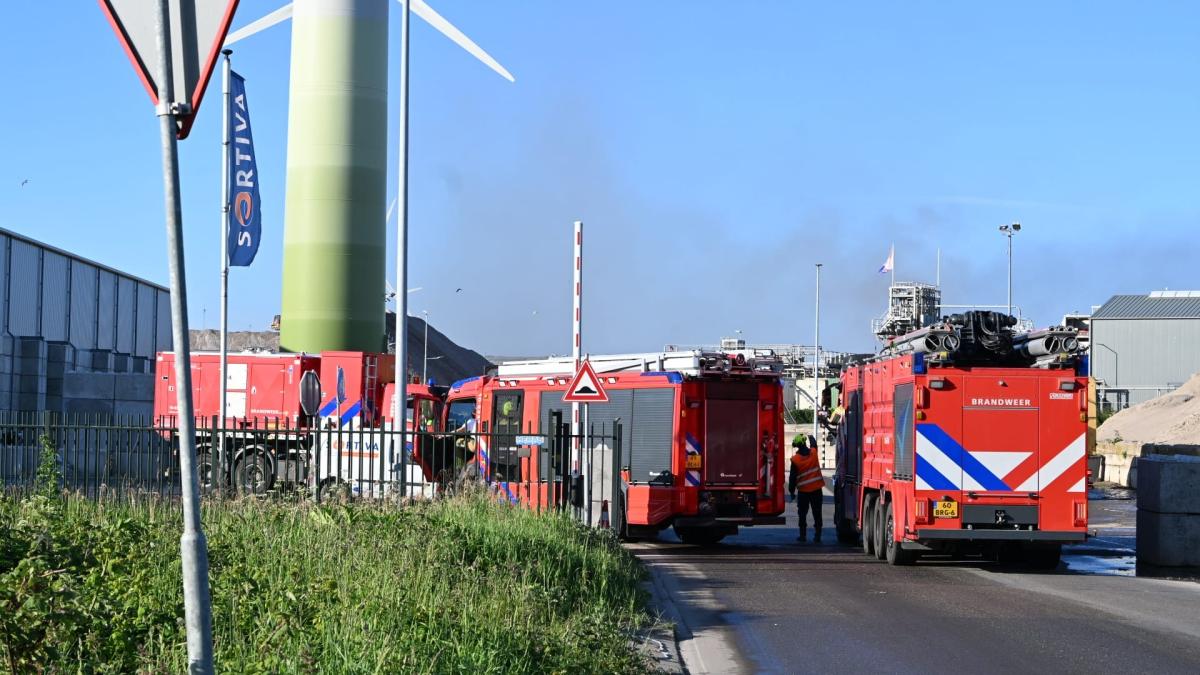 Accu tussen houtresten vermoedelijke oorzaak brand Alkmaarse afvalverwerker
