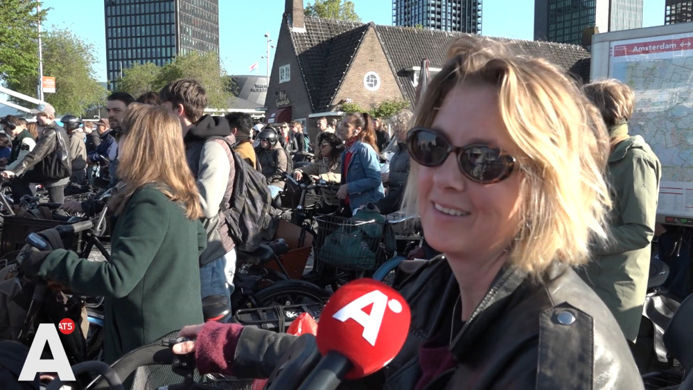 Crowds at Buiksloterweg due to roadworks: "Waiting for two ferries isn't that bad"