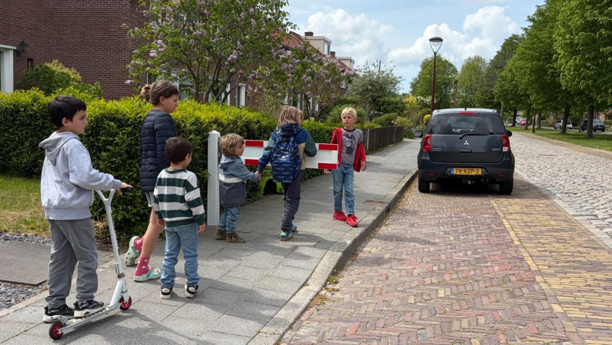 Alkmaar test nieuw 'klaphekje' tegen stoepfietsers, buurt is kritisch