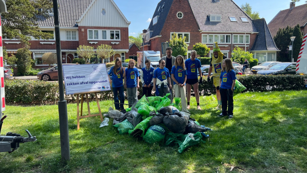 Heemstede alderman runs with 'Banana Paul' in fight against litter