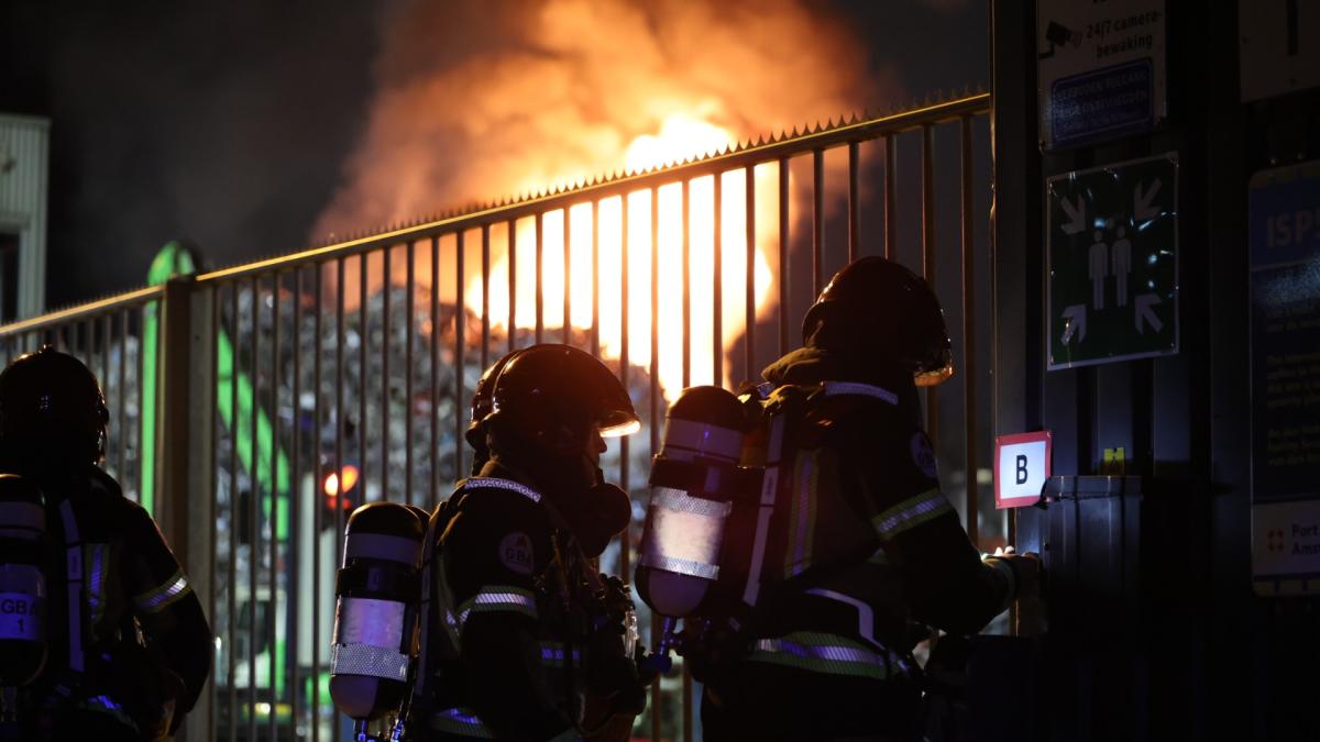 Explosies en rook in wijde omgeving te zien bij grote brand in Amsterdam