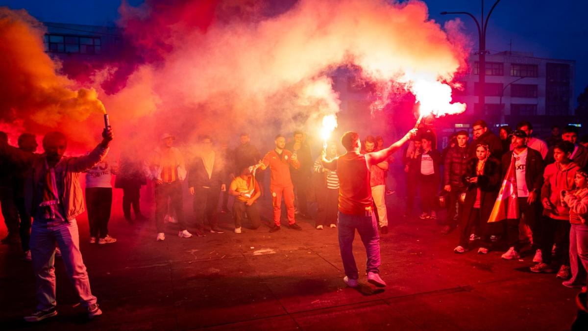 Galatasaray-fans ook in Amsterdam de straat op om kampioenschap te vieren
