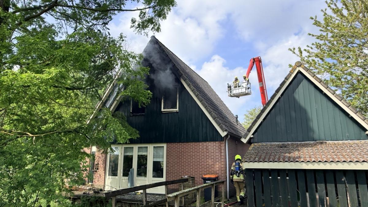 Brand in huis in Obdam, weg deels afgesloten