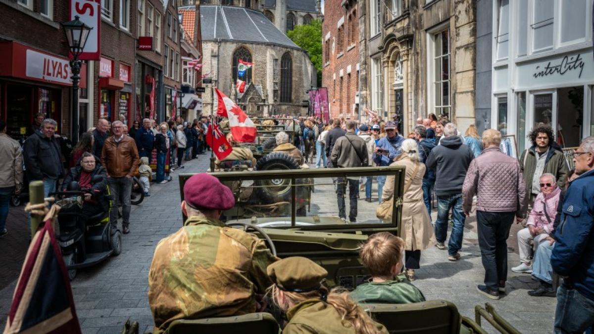 Indrukwekkende colonne rijdt door Alkmaar, maar het is zeker geen 'soldaatje spelen'
