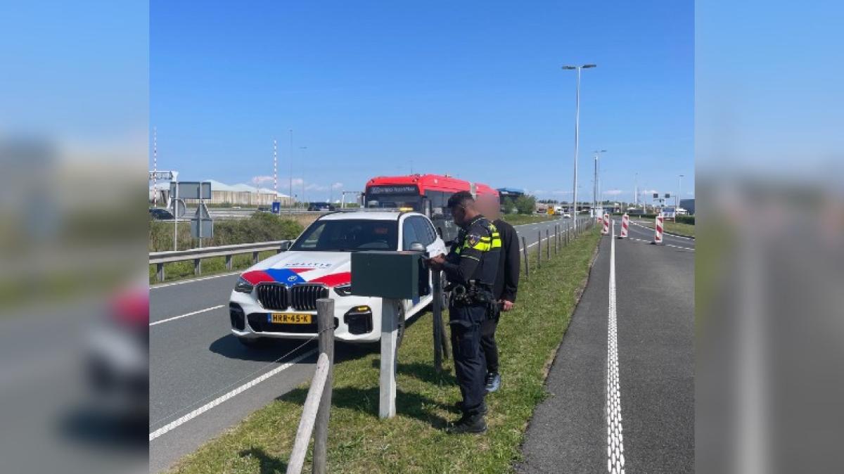 Wandelende toerist van rijbaan gehaald bij Schiphol: 'Had anders kunnen aflopen'