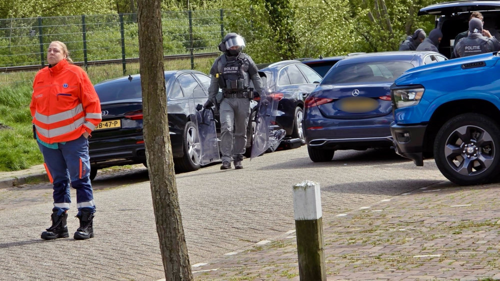 Politie doet woninginval in Den Helder • Extra agenten bij Sloterplas tegen 'jongeren die vrouwen op billen tikken' Nieuws