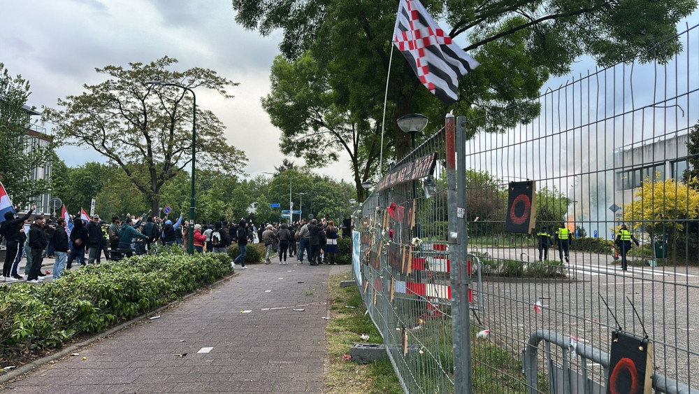 Protest tegen noodopvang asielzoekers Loosdrecht loopt uit de hand