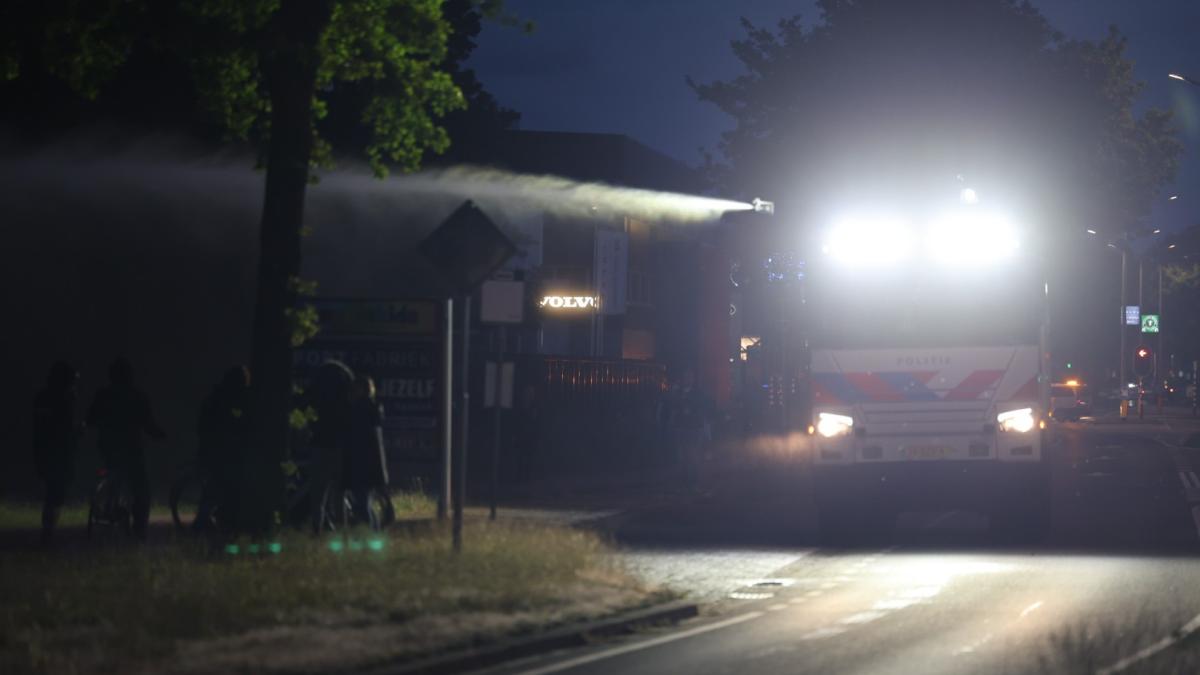 Vier aanhoudingen bij nieuw protest asielopvang Loosdrecht, waterkanon ingezet
