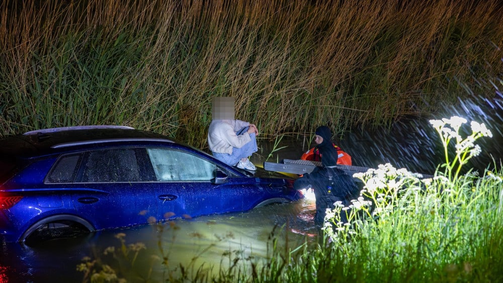 Automobilist te water klimt op motorkap om droog te blijven • Minderjarige aangehouden voor eerdere vernieling noodopvang Loosdrecht Home