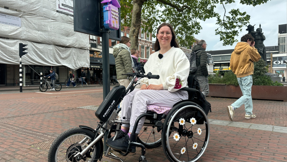 Chronically ill Michelle (23) makes Haarlem station a little more colorful