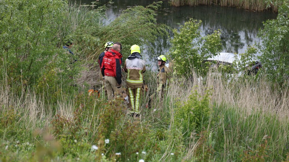 Car drives into water along A9 near Badhoevedorp
