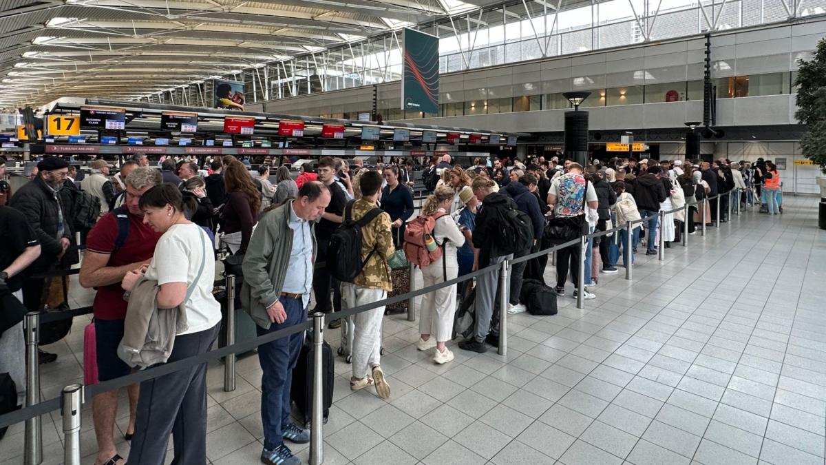 Onvrede onder beveiligers zorgt voor urenlange wachttijden op Schiphol