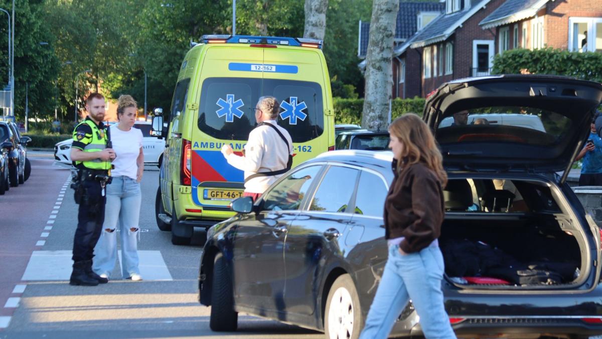 Twee personen op motor ernstig gewond na botsing op geparkeerde bestelbus