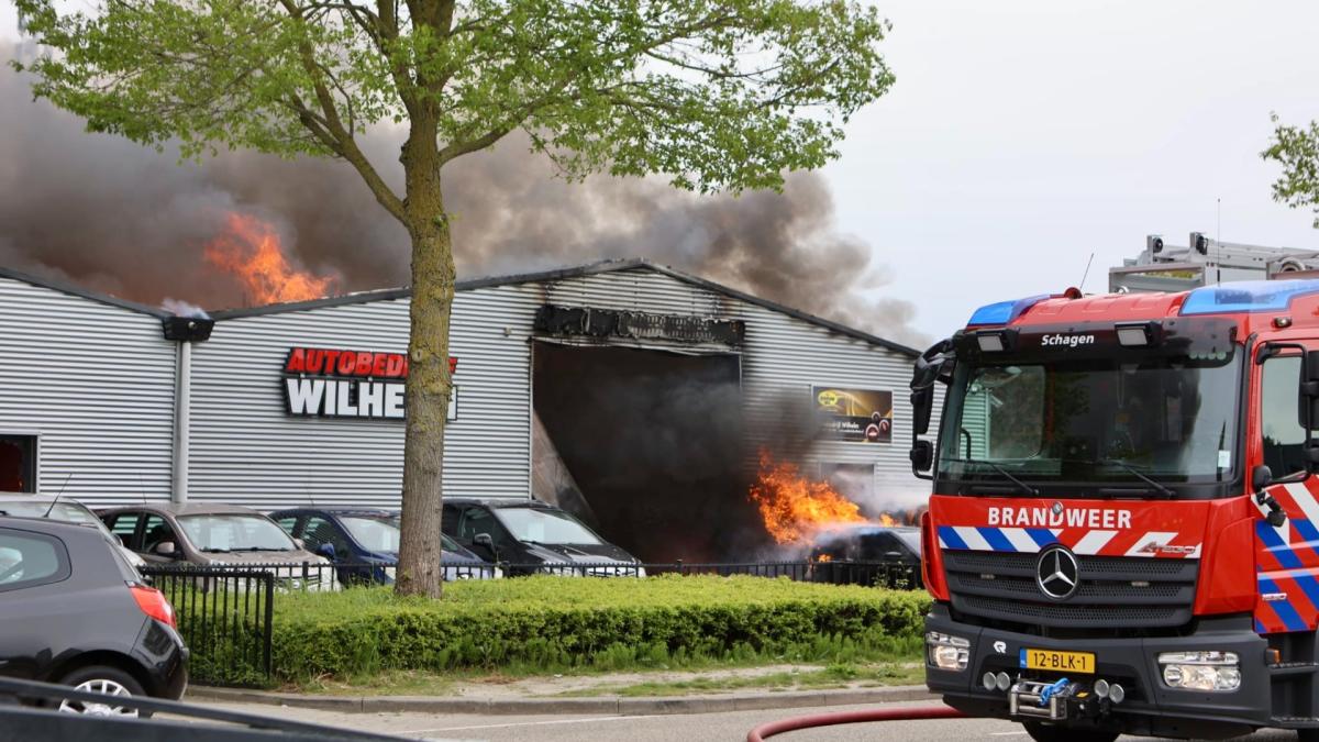 Enorme vlammenzee bij autobedrijf in Schagen, NL-Alert verstuurd