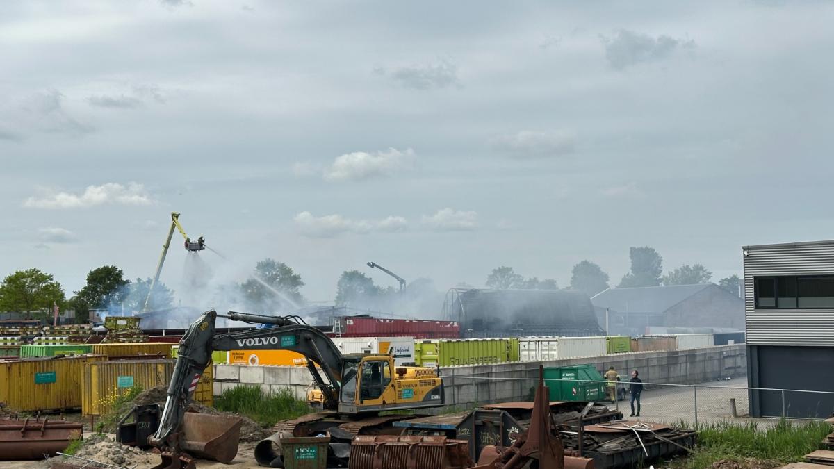 Brand autobedrijf Schagen onder controle, klein gebied besmet met asbest