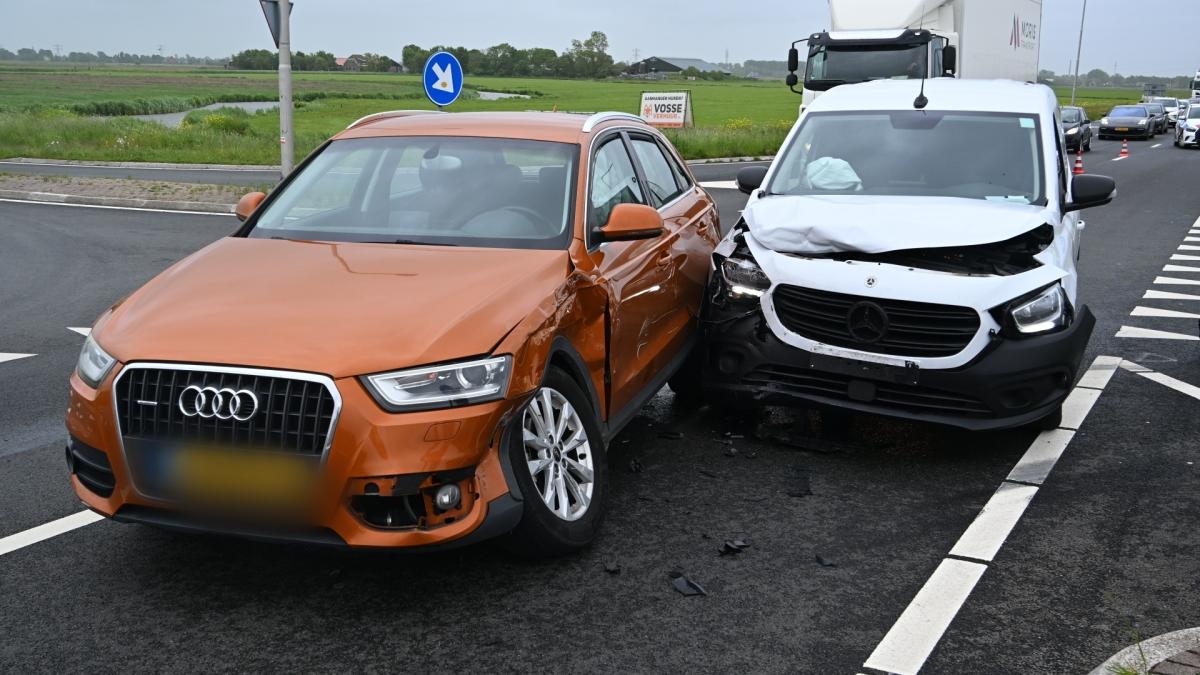 Twee bestuurders aangehouden na botsing op N203 bij Uitgeest