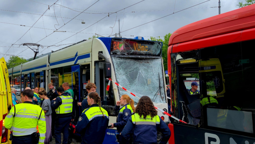 Tram collides with bus on Amstelveenseweg, passenger slightly injured