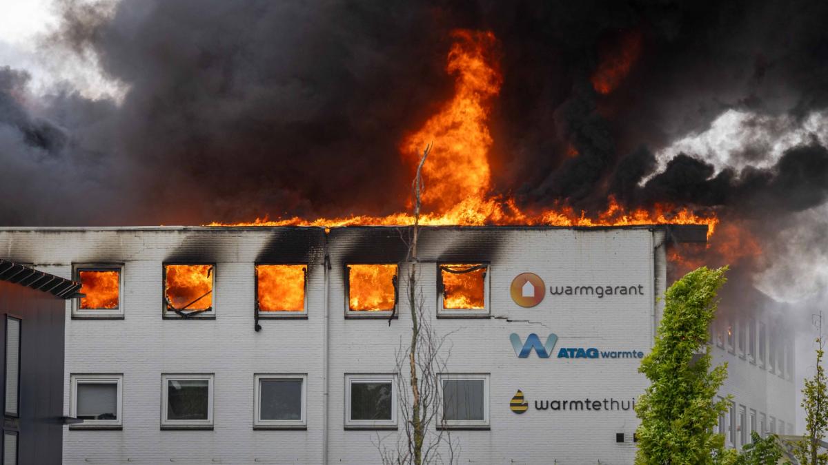 Brand Diemen onder controle: 'Gooi groente en fruit uit tuin weg en eet dit niet'