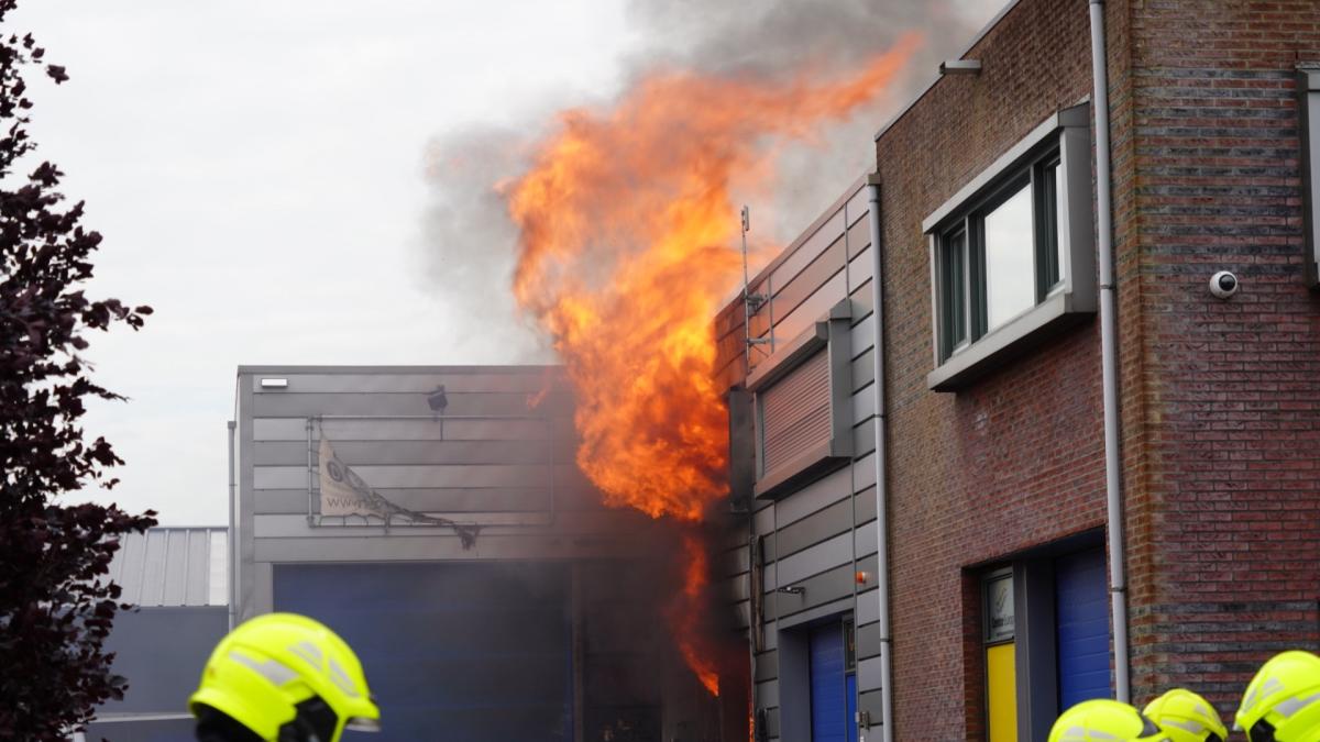 Grote brand op bedrijventerrein Andijk onder controle