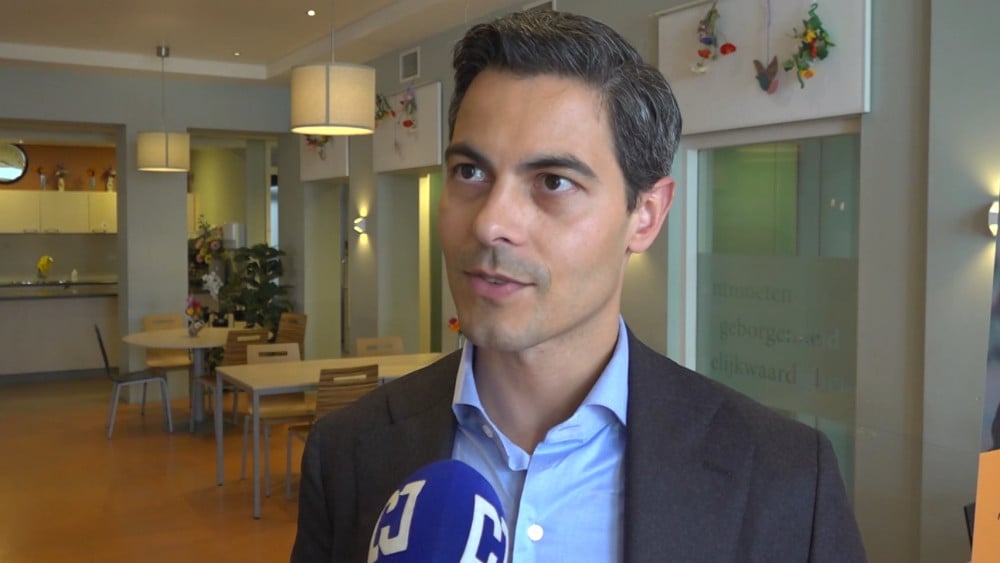 Premier Jetten bezoekt Haarlemmers die vluchtelingen op weg helpen: 