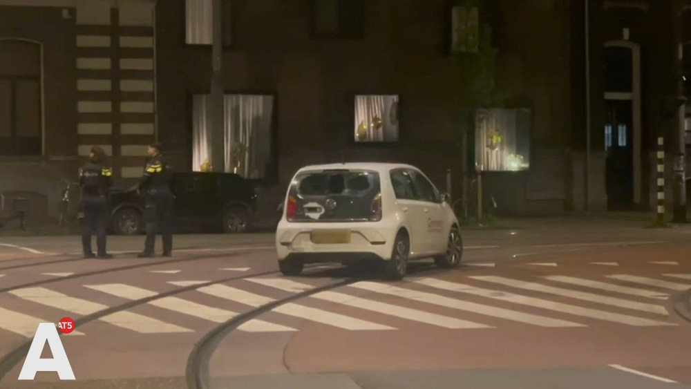 Group attacks car on Roetersstraat, occupants escape unharmed