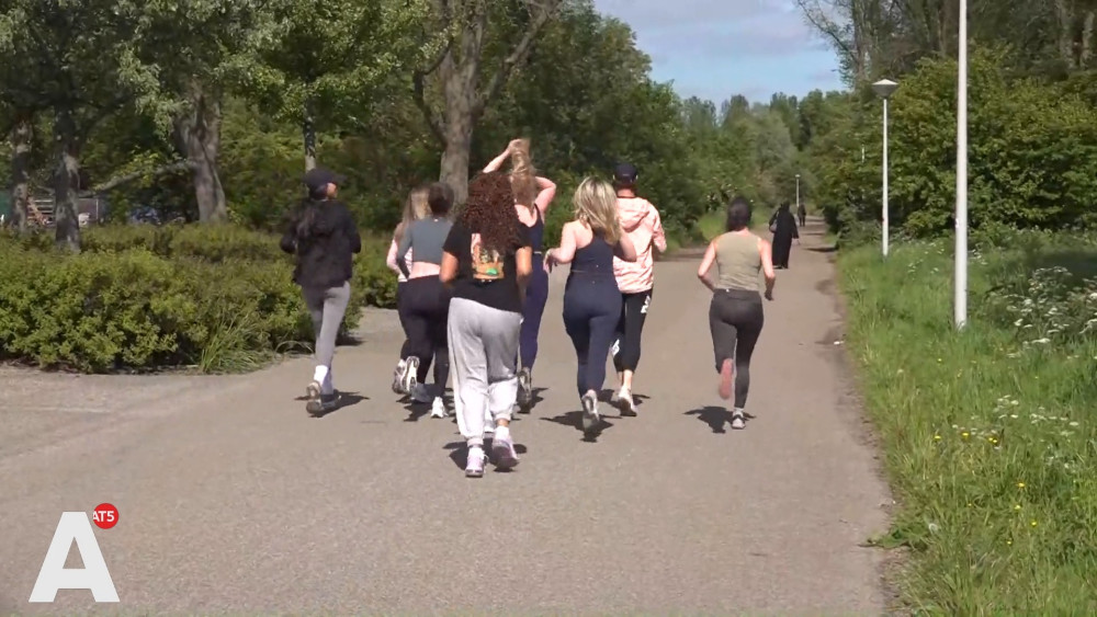 Female city councilors run around Sloterplas for the safety of female runners