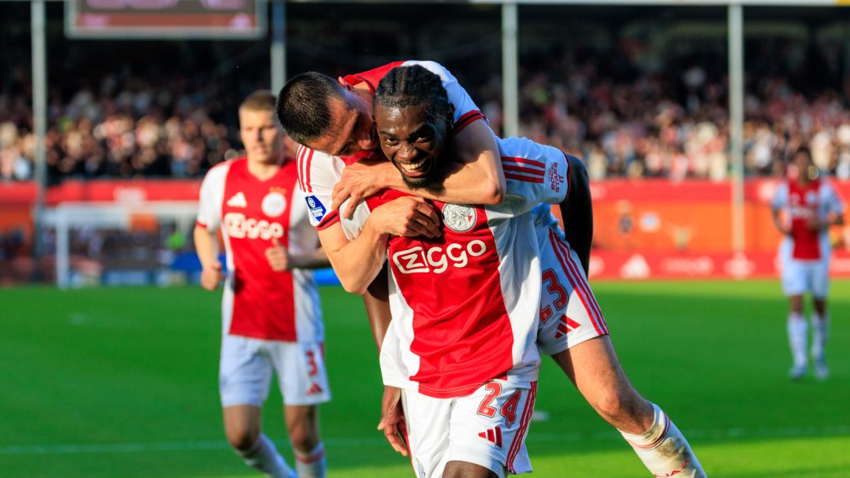 ?? Publiek in Volendam juicht voor Ajax • Amsterdammers naar finale play-offs