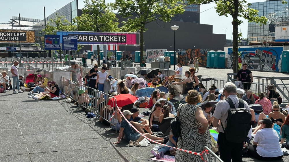 Harry Styles fans warned about heat: "Wear light clothing"