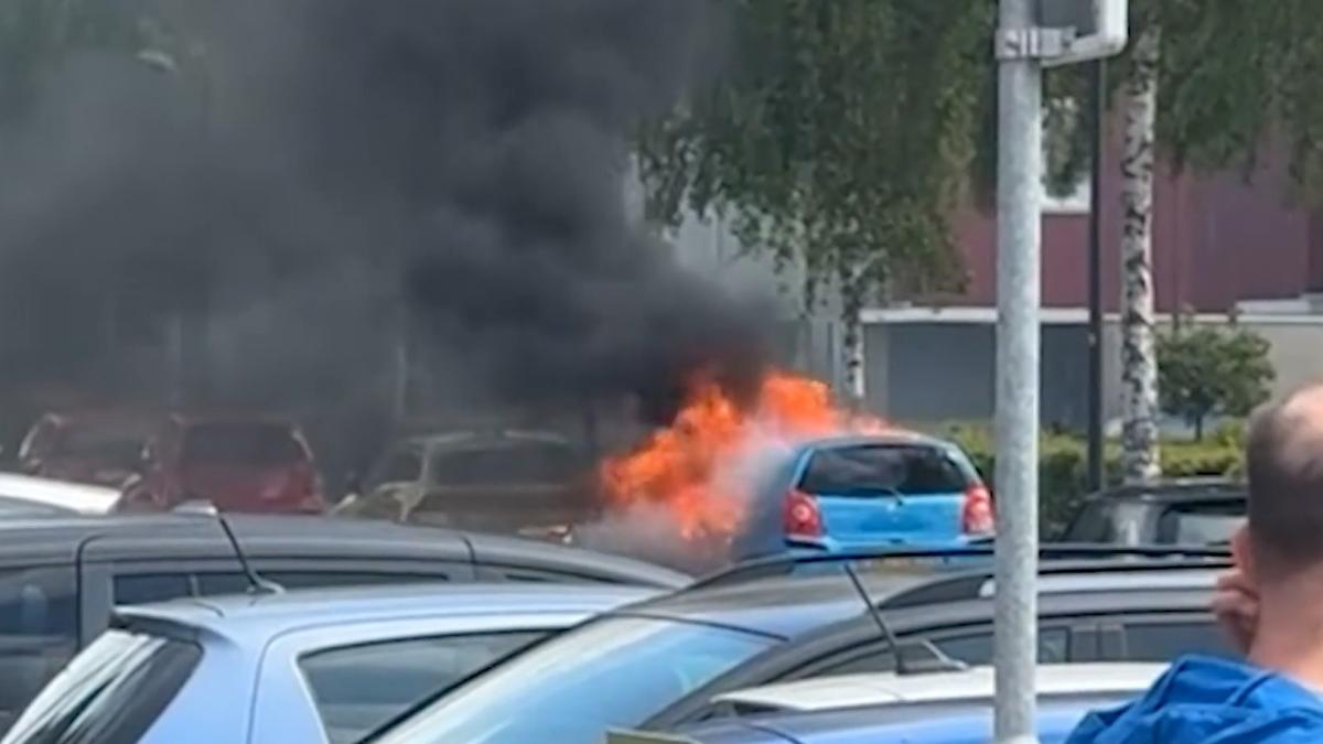 Drie tieners (13, 13 en 17) opgepakt voor autobranden bij Hoofddorpse school