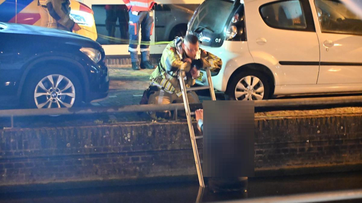 Hulpdiensten massaal ingezet voor man die uit gracht weigert te komen