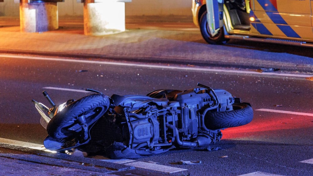 Bestuurder motorscooter buiten bewustzijn na botsing met auto • Opnieuw dodelijk ongeluk in Beverwijk