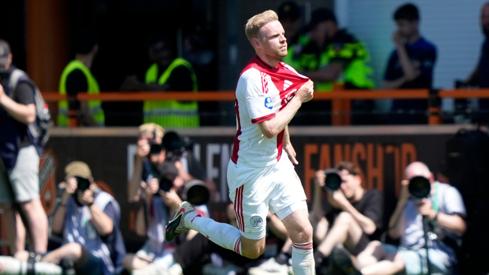 ? Ajax pakt op krankzinnige wijze alsnog Europees voetbal • Amsterdammers winnen na pingels