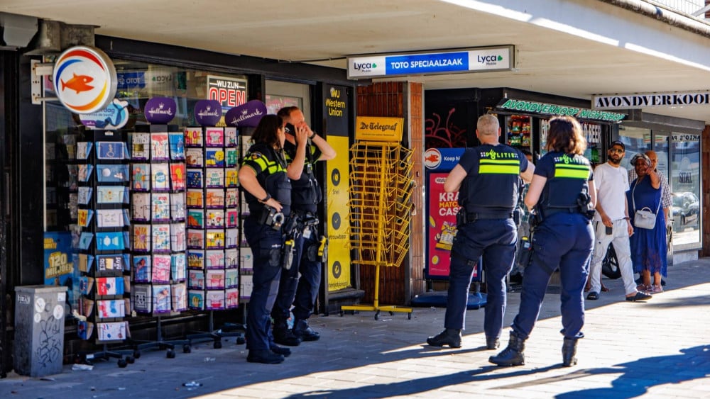 Armed robbery at tobacco shop on Jan Evertsenstraat, man flees on grandma bike