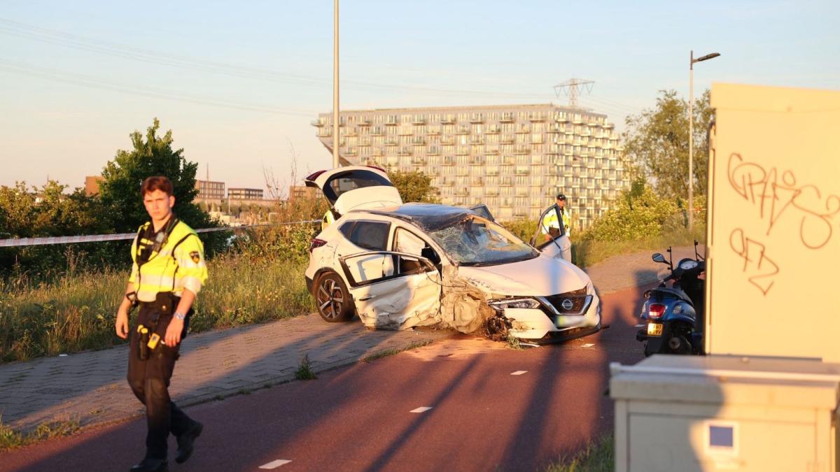 Ravage na groot ongeluk met drie auto's, één voertuig vliegt over de kop