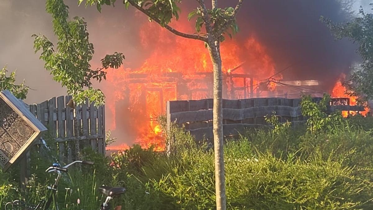 Grote rookwolk boven Amsterdam door brand bij volkstuinenpark, brand onder controle