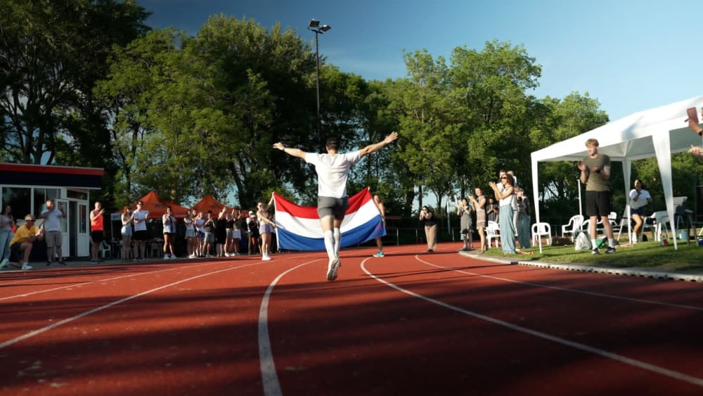 Bijkomen na 100 kilometer lopen voor het goede doel: "Alles wat zeer kan doen, doet zeer" Home