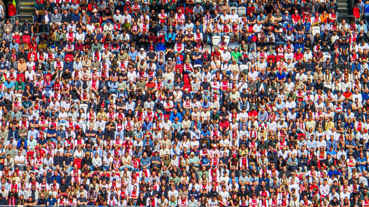?? Ajax gaat voor eerherstel tegen sc Heerenveen • Amsterdammers eren Godts met spandoek