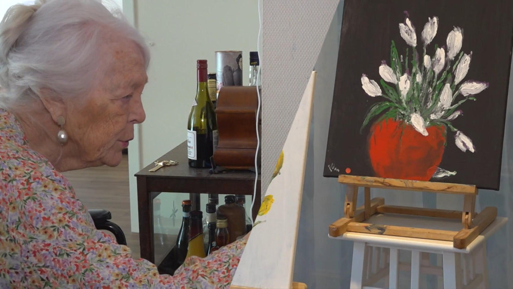 90-year-old Nelly makes a painting every week: "This one is going to America"