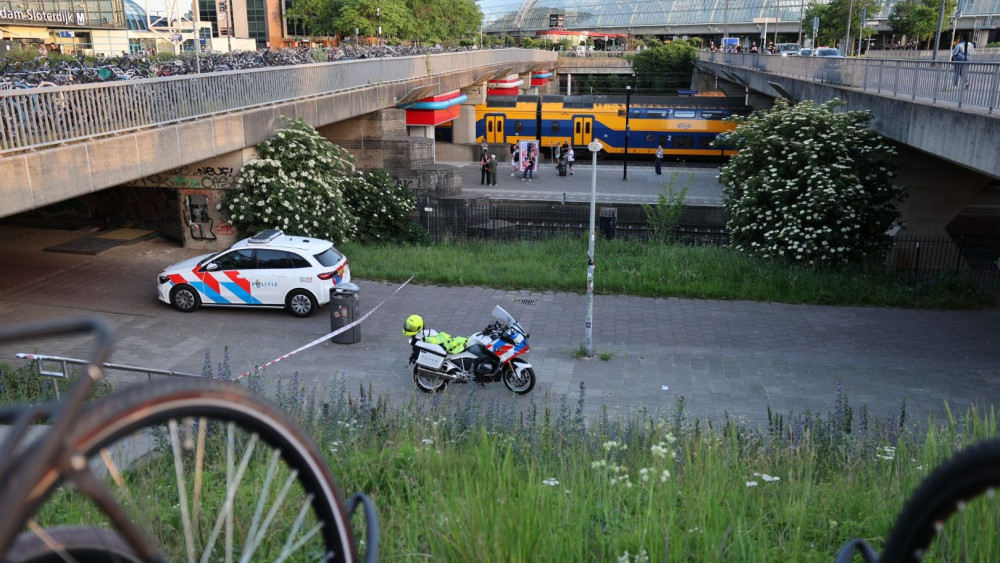 Drie gewonden bij steekpartij Amsterdam, minderjarige jongen naar ziekenhuis