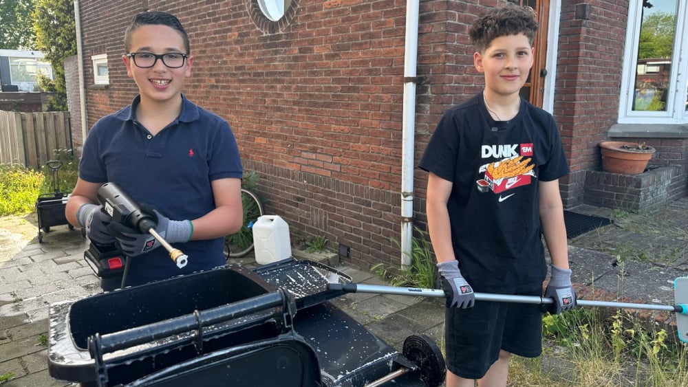 Amine and Mo (12) do good business with smelly bins